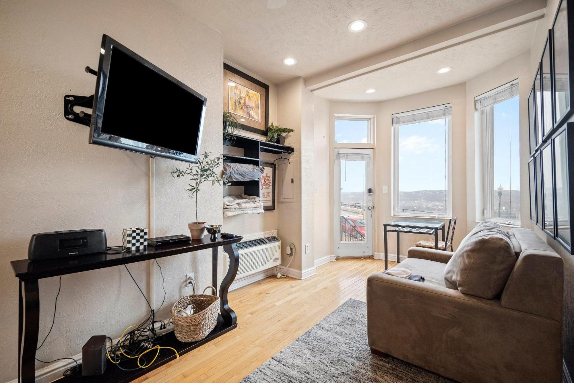 Apartment Charming Studio-panoramic View-your Sanctuary *