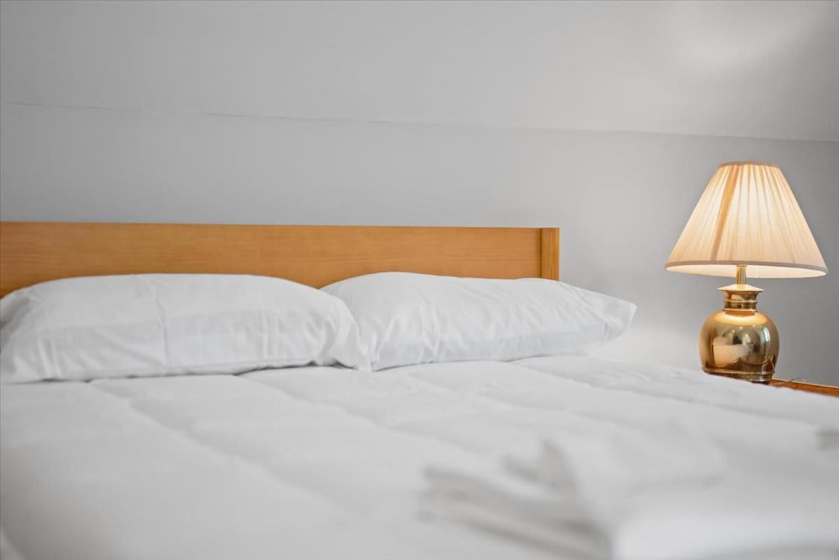 Classic 4 Square - Easy Access To Town And Airport *