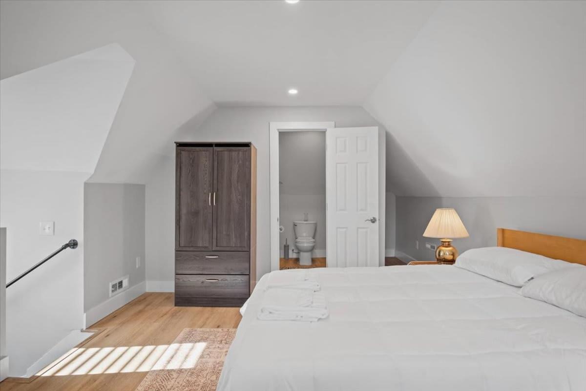 Classic 4 Square - Easy Access To Town And Airport *