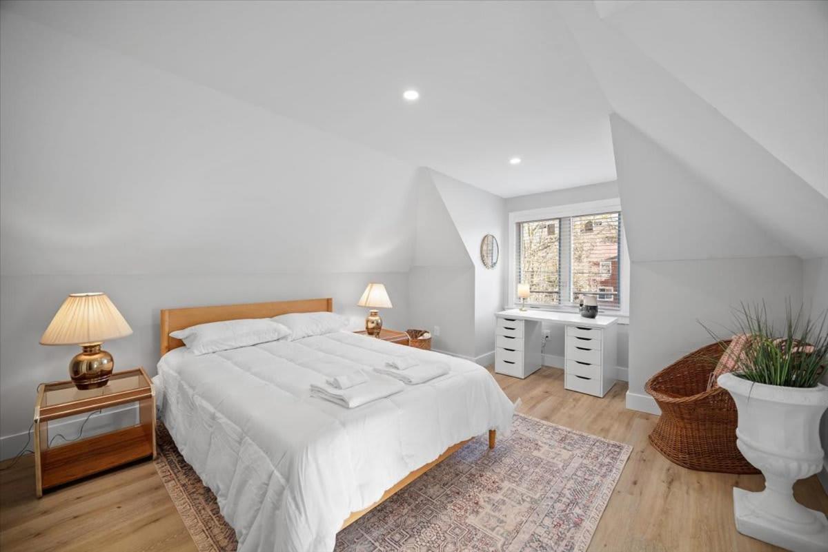 Classic 4 Square - Easy Access To Town And Airport Holiday home Pittsburgh