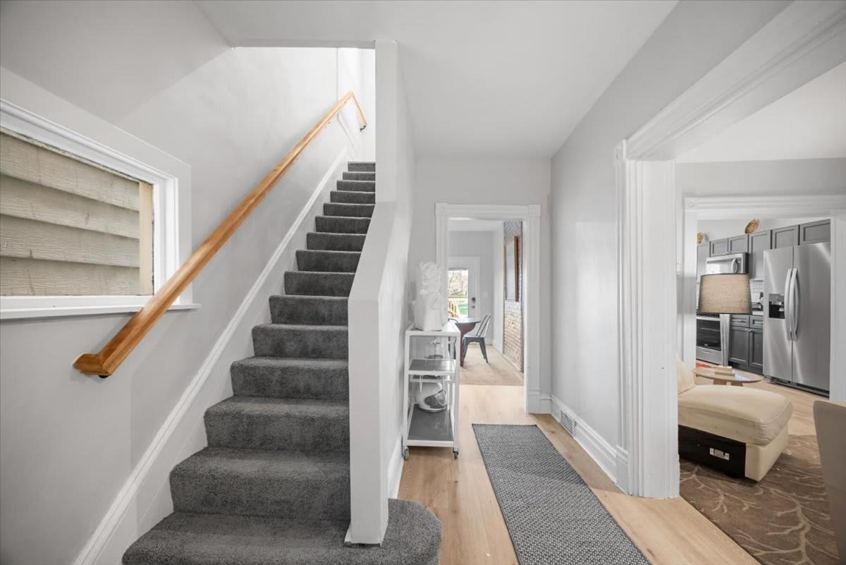 Classic 4 Square - Easy Access To Town And Airport