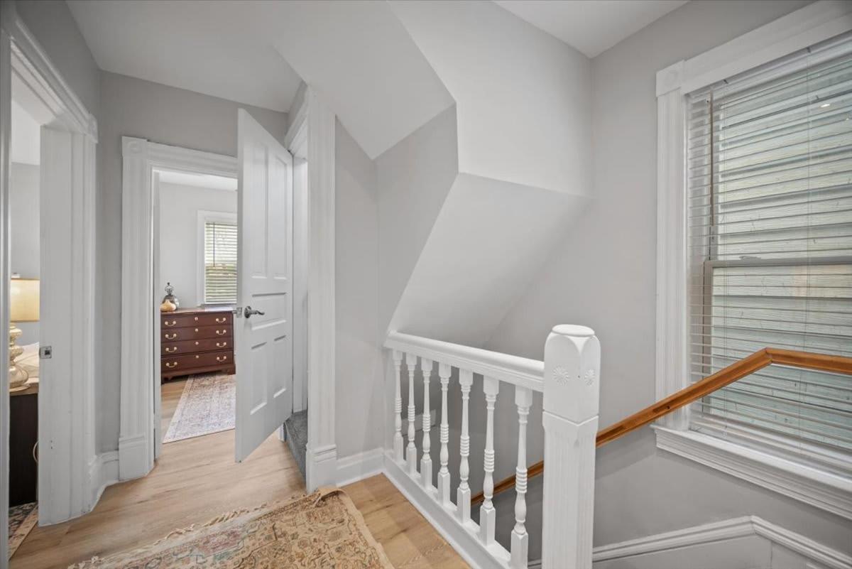 Classic 4 Square - Easy Access To Town And Airport