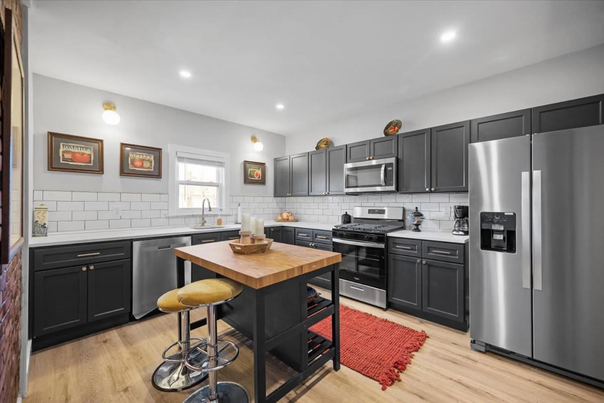 Classic 4 Square - Easy Access To Town And Airport