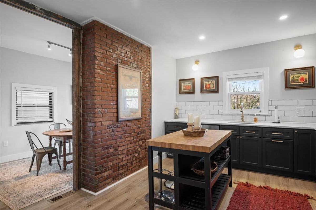 Classic 4 Square - Easy Access To Town And Airport