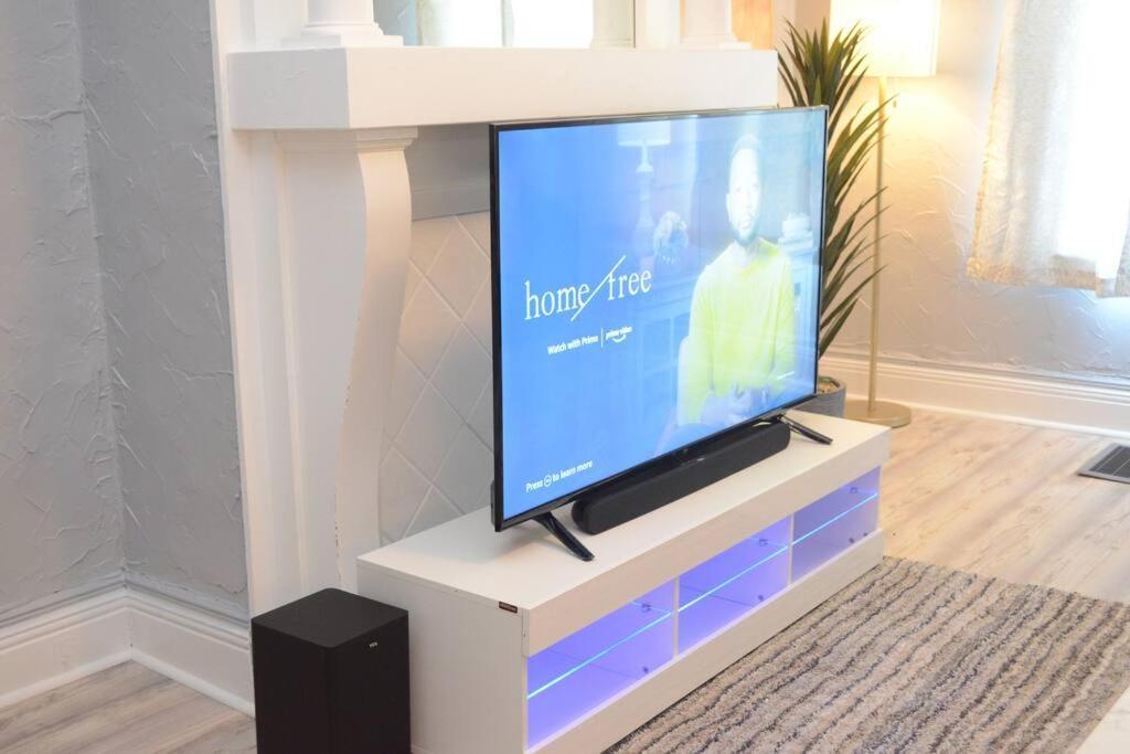 Charming Haven With Modern Amenities By Deity Pittsburgh