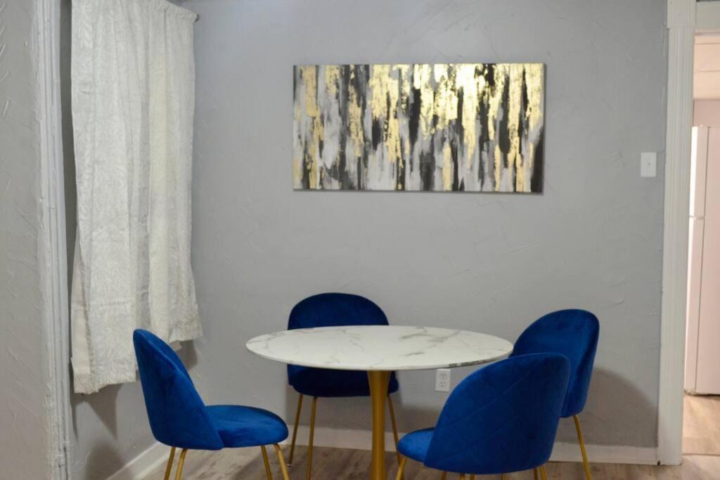 Apartment Charming Haven With Modern Amenities By Deity *