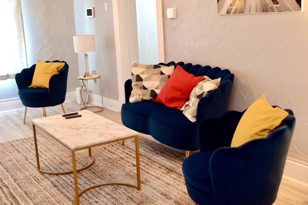 Apartment Charming Haven With Modern Amenities By Deity *