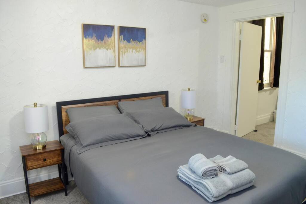 Charming Haven With Modern Amenities By Deity Apartment *