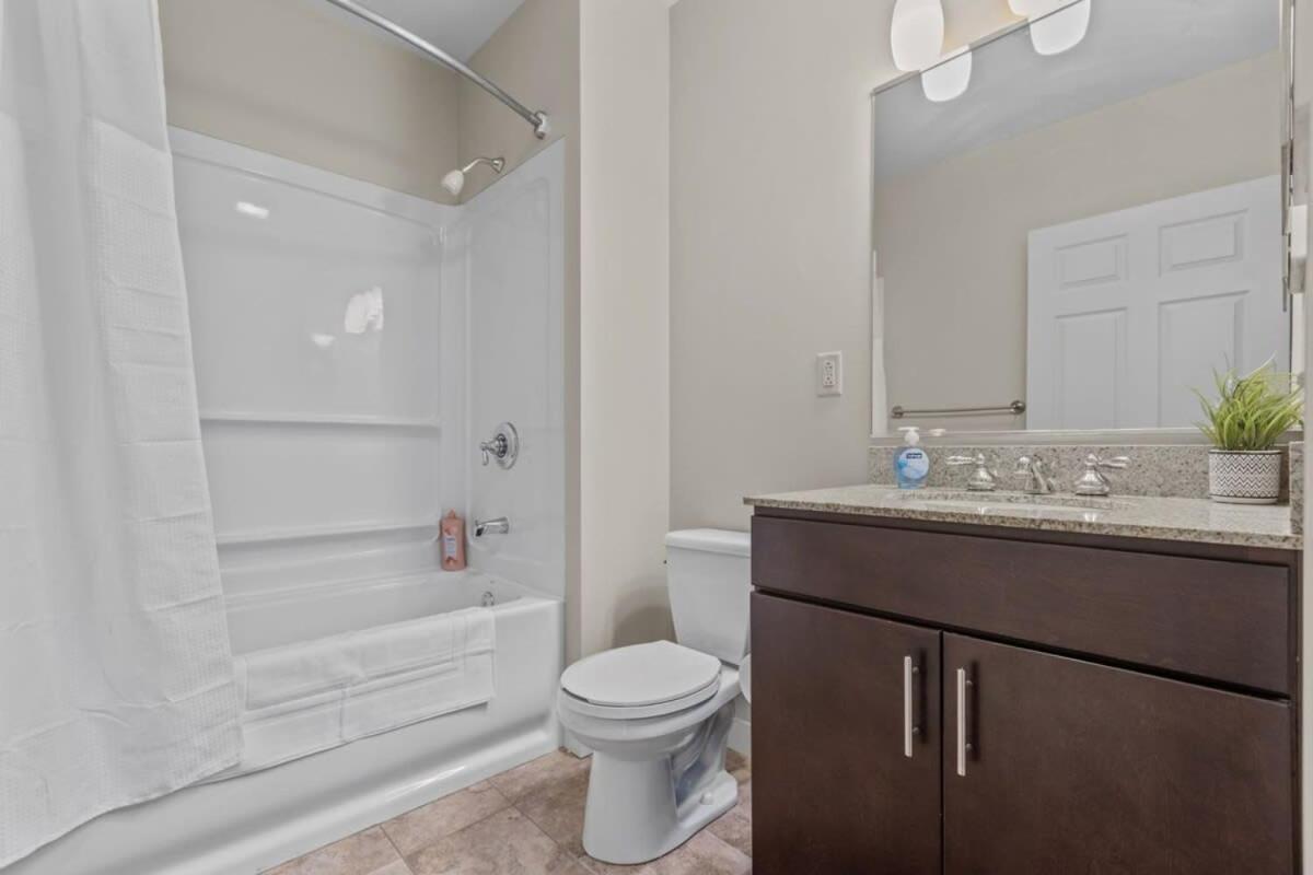 2br Downtown With Gym & Deck Apartment *