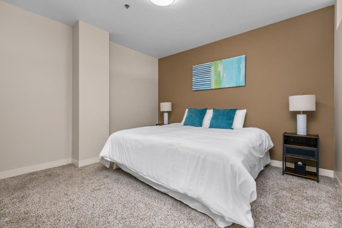 2br Downtown With Gym & Deck * Pittsburgh