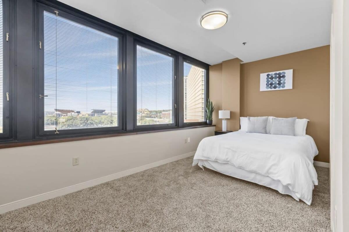 Apartment 2br Downtown With Gym & Deck *