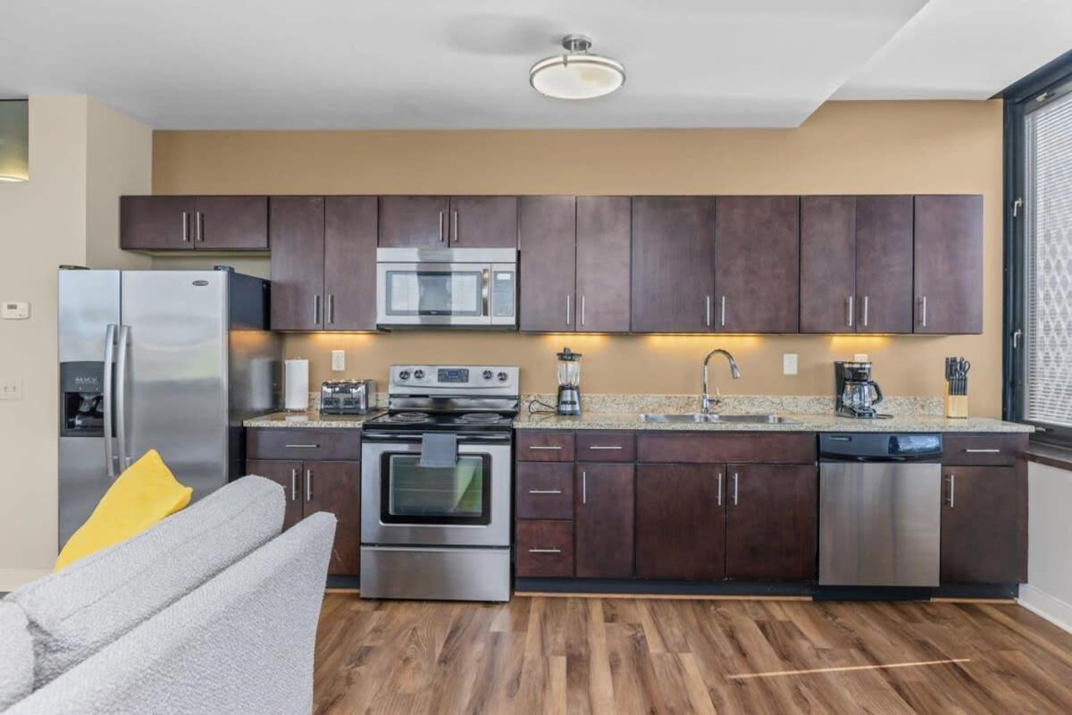2br Downtown With Gym & Deck *