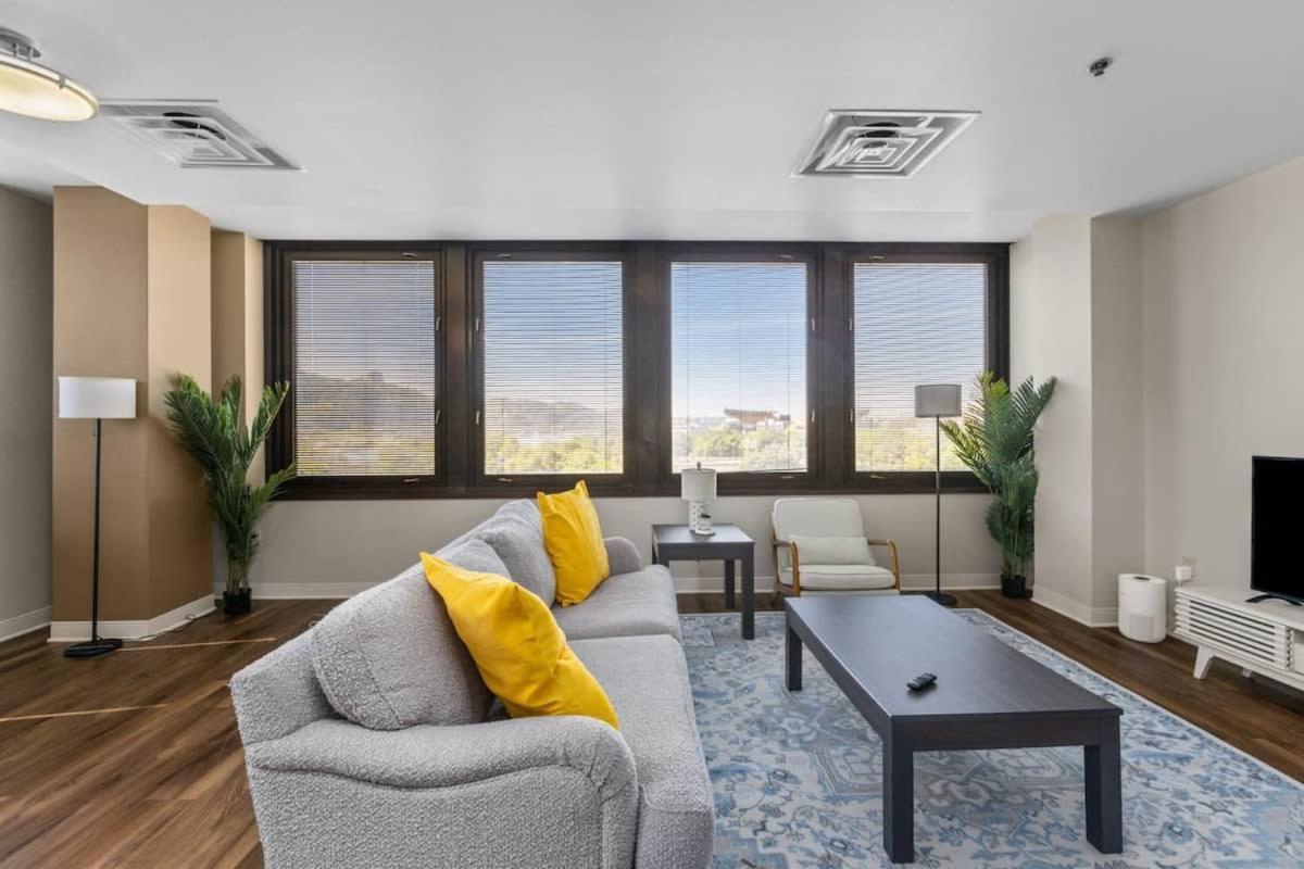 Apartment 2br Downtown With Gym & Deck