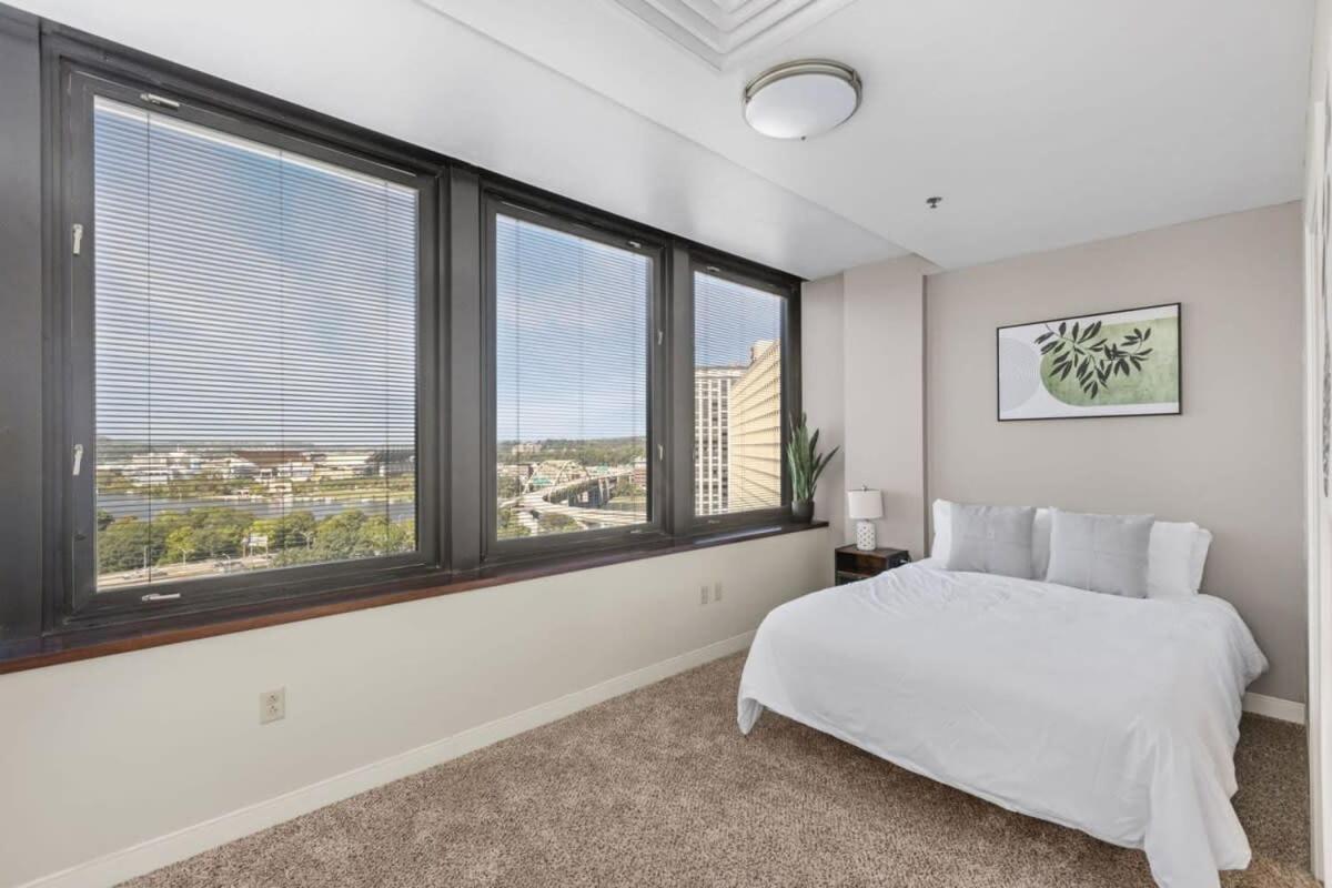 Sleek 2br Downtown Retreat With Gym Apartment *