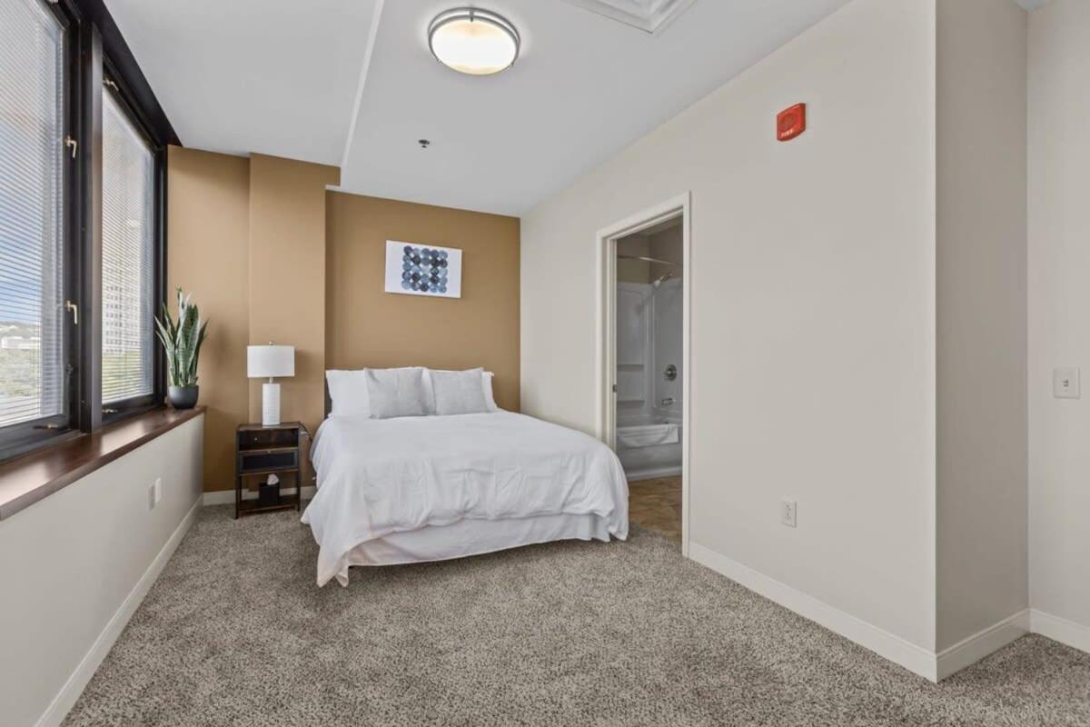 2br Downtown With Gym & Deck * Pittsburgh