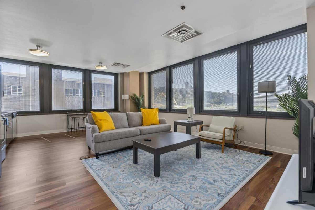 Apartment 2br Downtown With Gym & Deck *