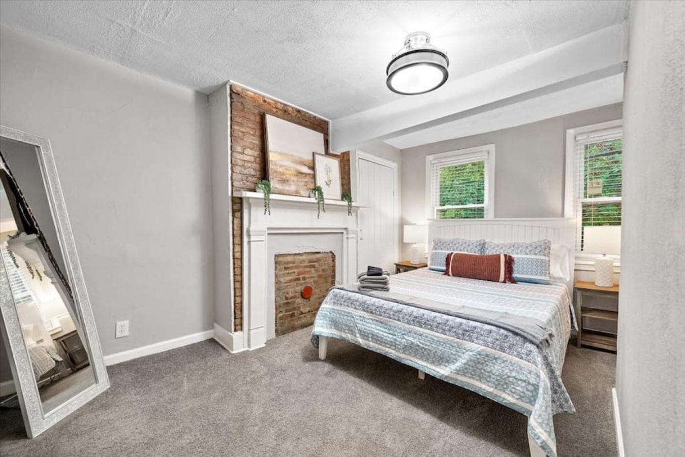 Cozy Southside Pitt W/ Pool Table +yard