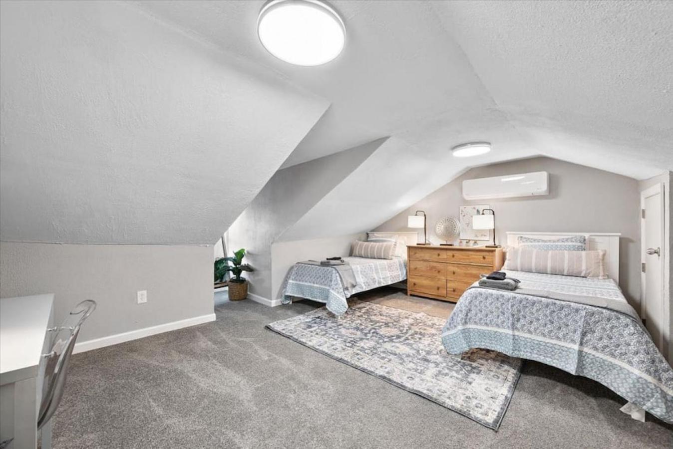 Apartment Cozy Southside Pitt W/ Pool Table +yard