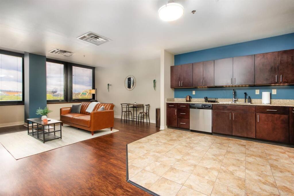 Sweeping Stadium Views Wonderfully Located 24-7 Parking Gym Lounge Apartment Pittsburgh