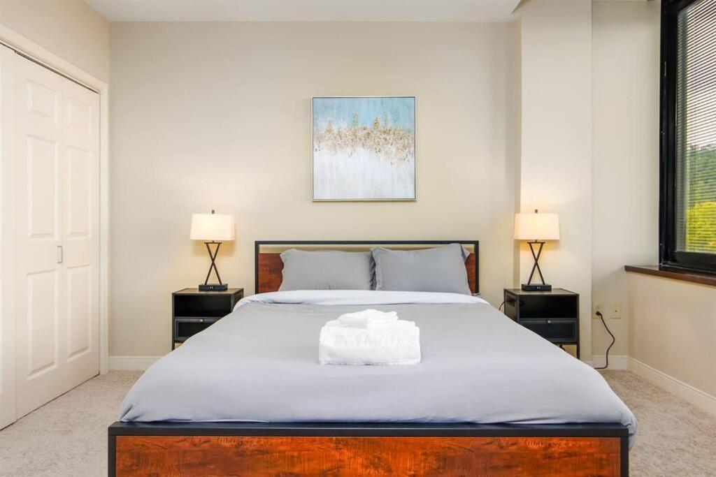 Apartment Sweeping Stadium Views Wonderfully Located 24-7 Parking Gym Lounge