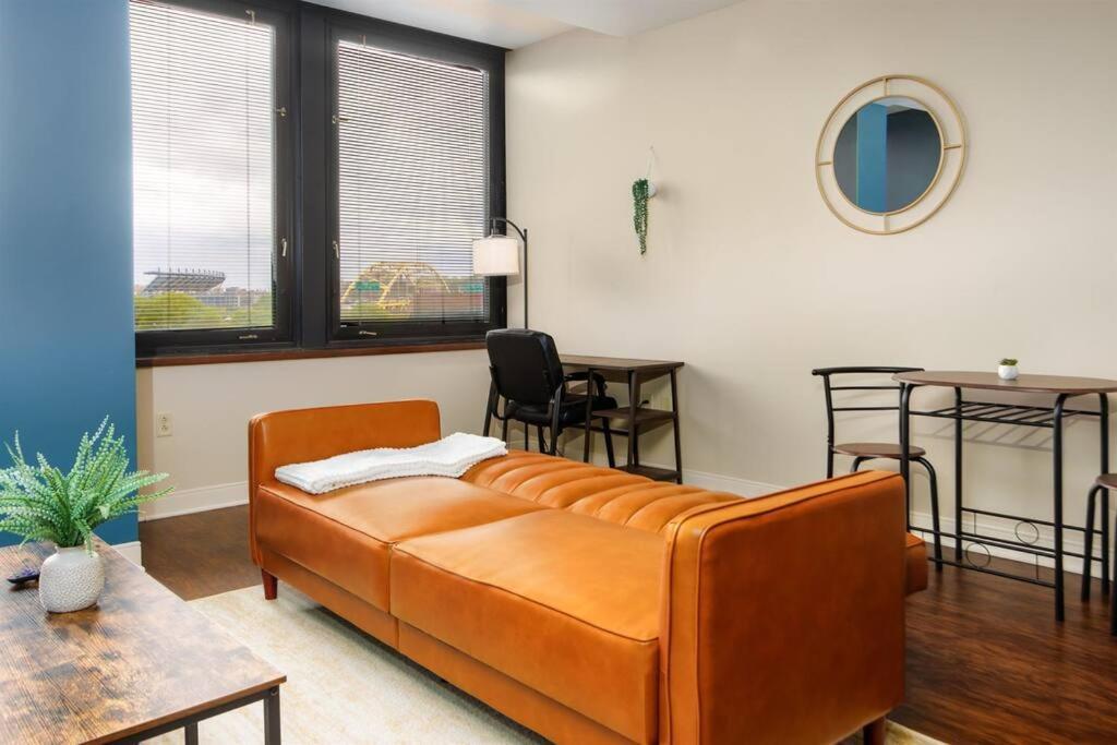 Apartment Sweeping Stadium Views Wonderfully Located 24-7 Parking Gym Lounge