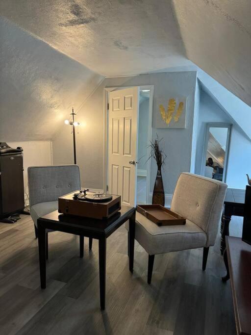 Tranquil Home, Master Suite, Zen Room, Pittsburg, Canton Avenue, Banksville Apartment *