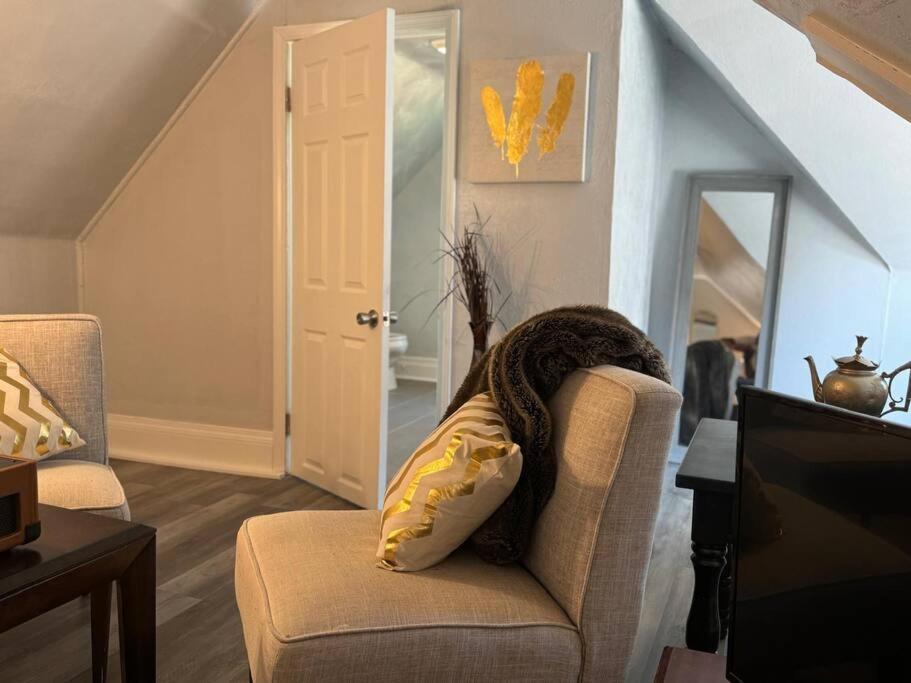 Tranquil Home, Master Suite, Zen Room, Pittsburg, Canton Avenue, Banksville Apartment *