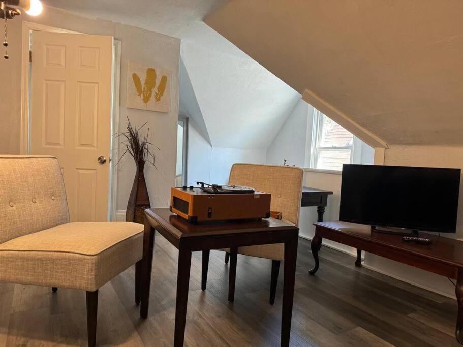 Tranquil Home, Master Suite, Zen Room, Pittsburg, Canton Avenue, Banksville * Pittsburgh