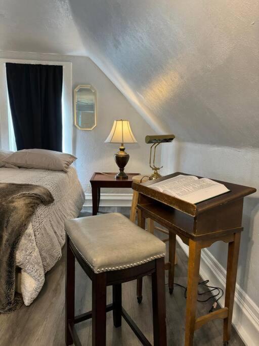 Tranquil Home, Master Suite, Zen Room, Pittsburg, Canton Avenue, Banksville Apartment Pittsburgh