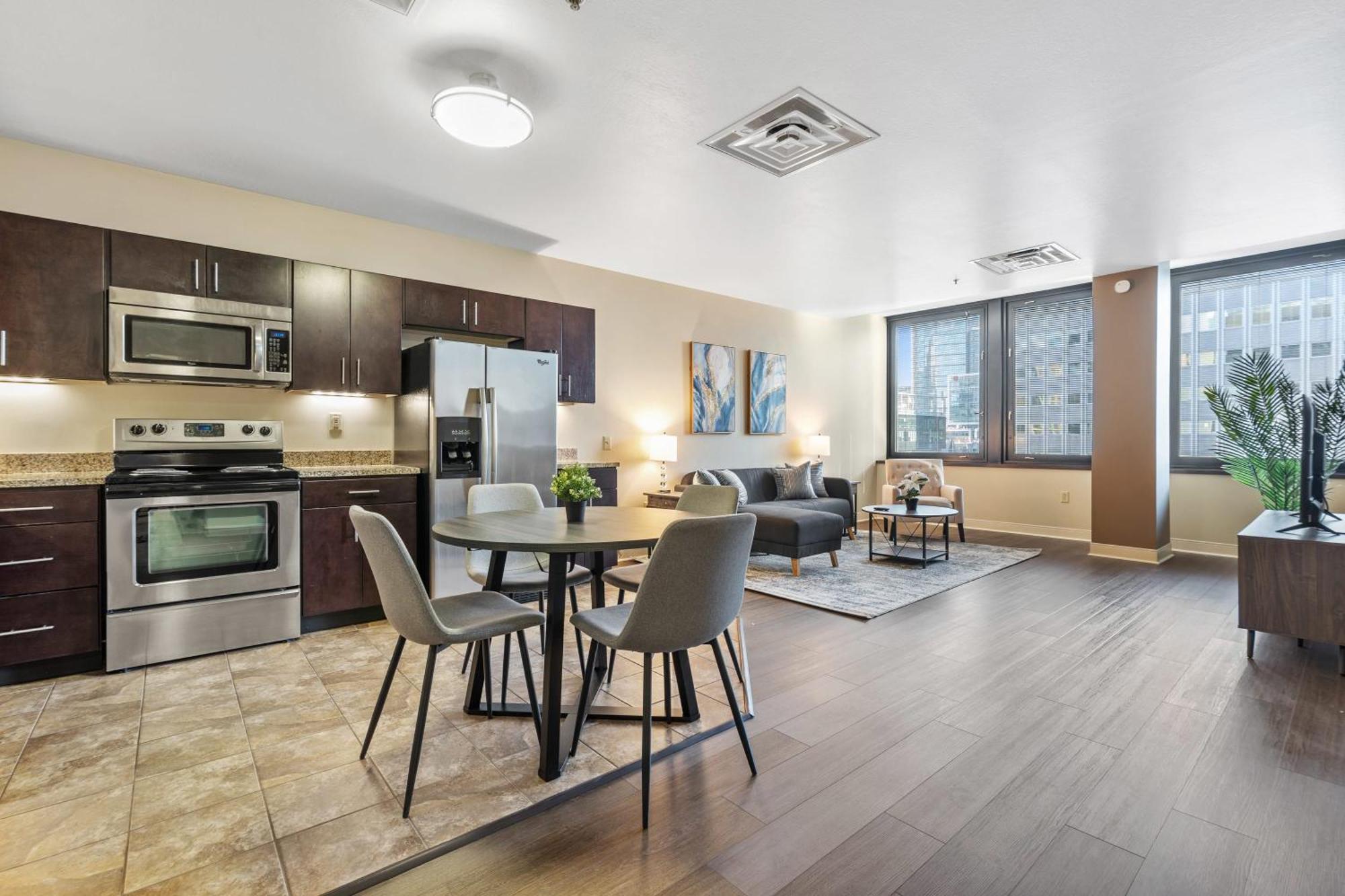 Elegant 1bd High Rise With Views In Dt Pitts Apartment