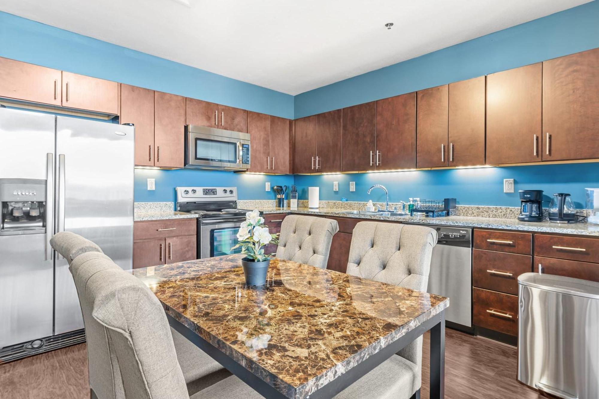 Luxury High Rise 1bd River Views Downtown Apartment *
