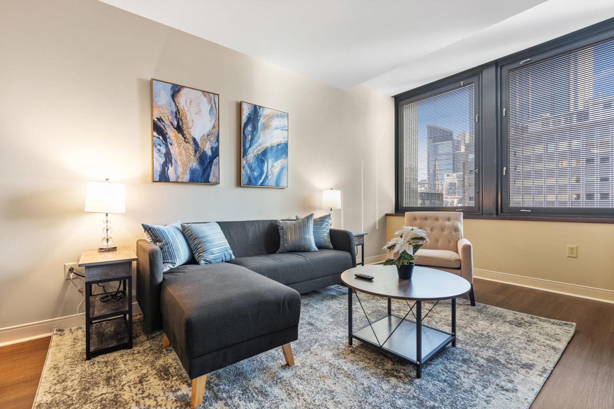 Elegant 1bd High Rise With Views In Dt Pitts Apartment