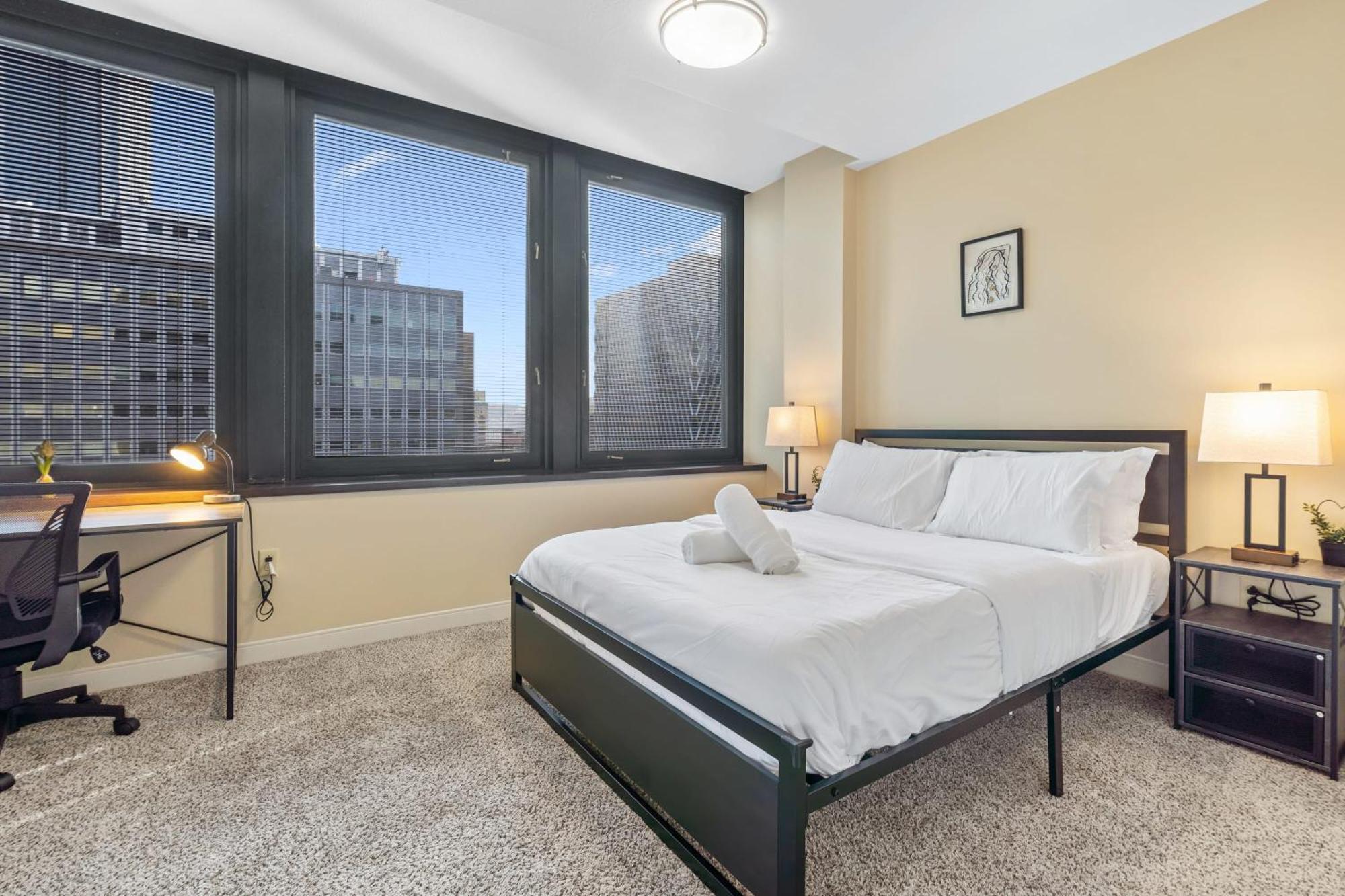 Elegant 1bd High Rise With Views In Dt Pitts Apartment