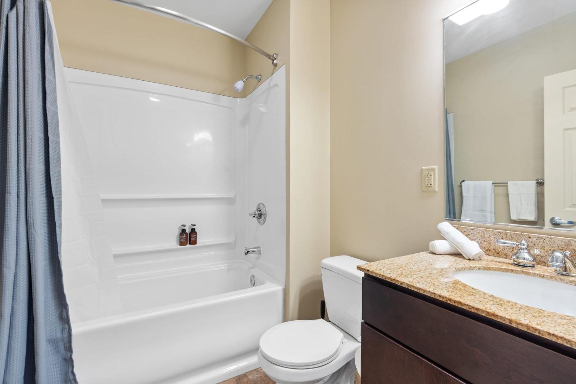 Upscale 1-bedroom High-rise With River Views Downtown