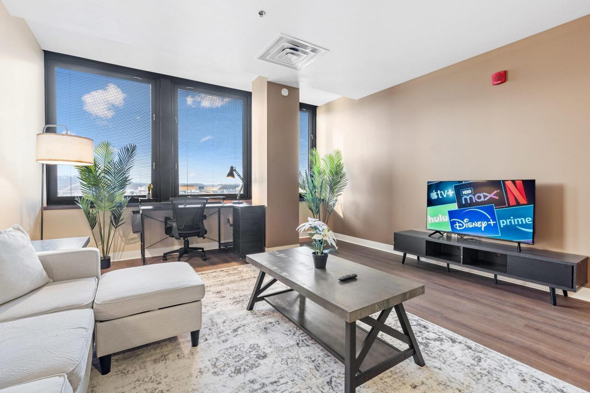 Apartment Upscale 1-bedroom High-rise With River Views Downtown *