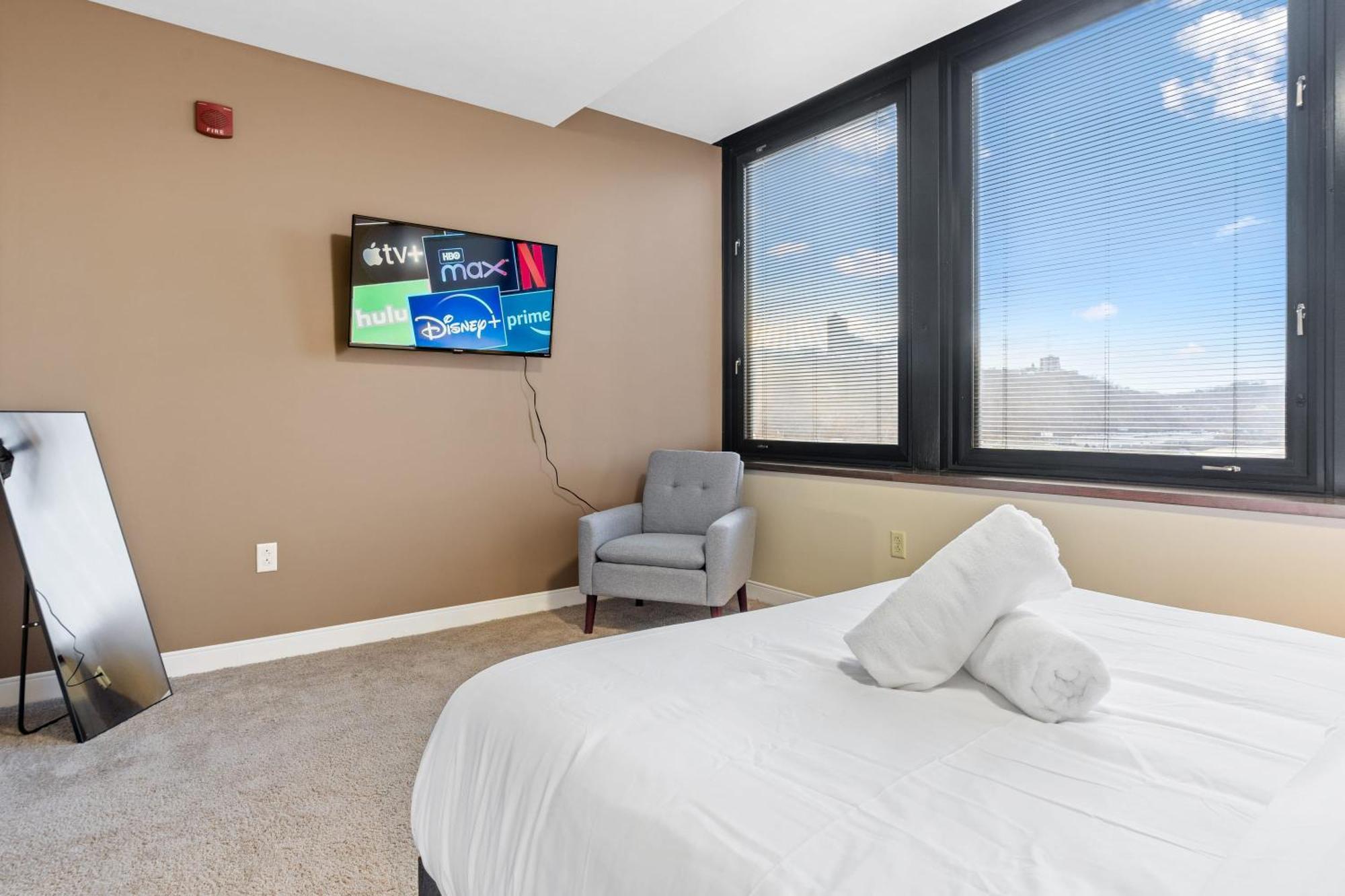 Upscale 1-bedroom High-rise With River Views Downtown Apartment *