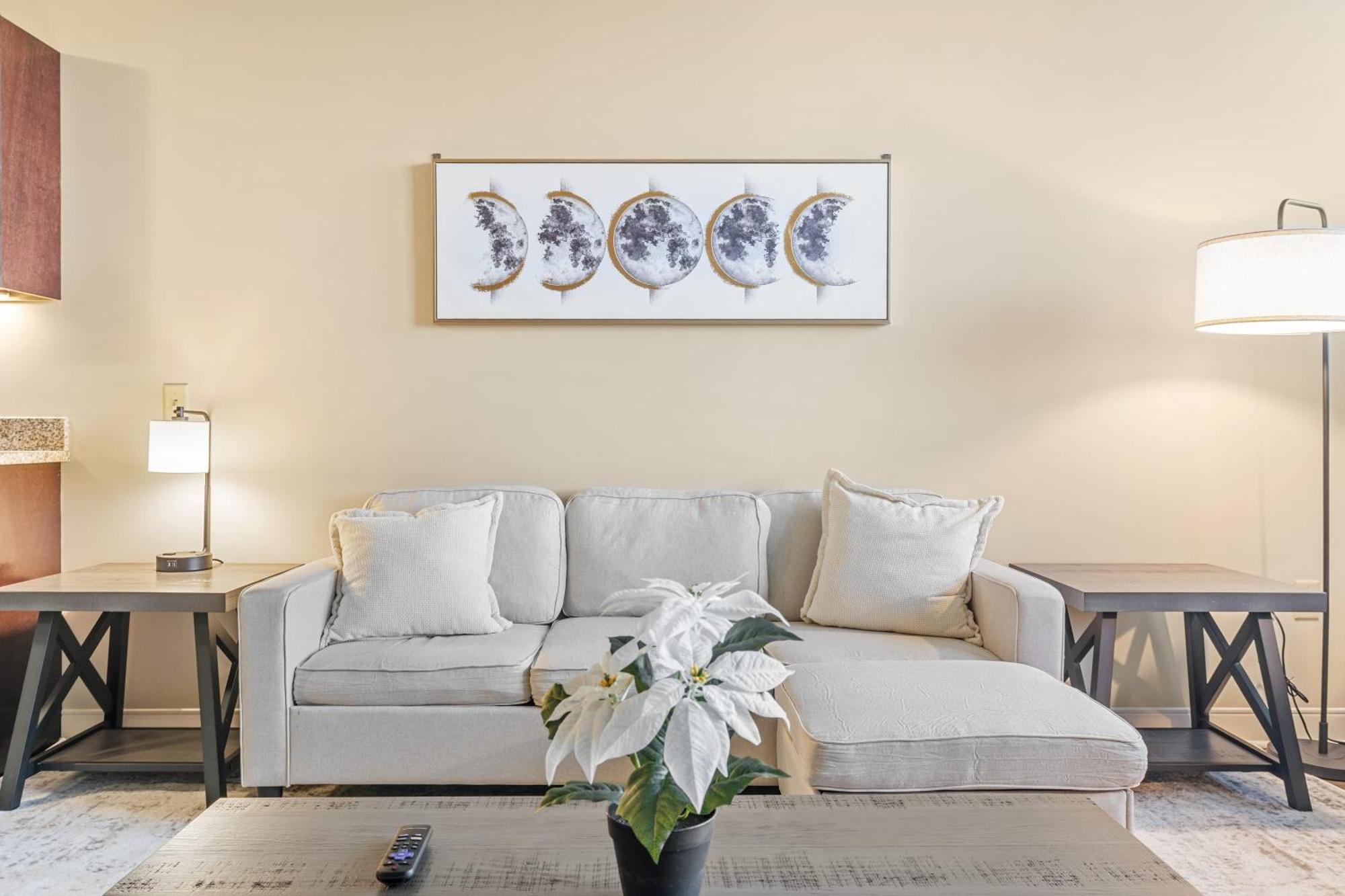 Apartment Upscale 1-bedroom High-rise With River Views Downtown