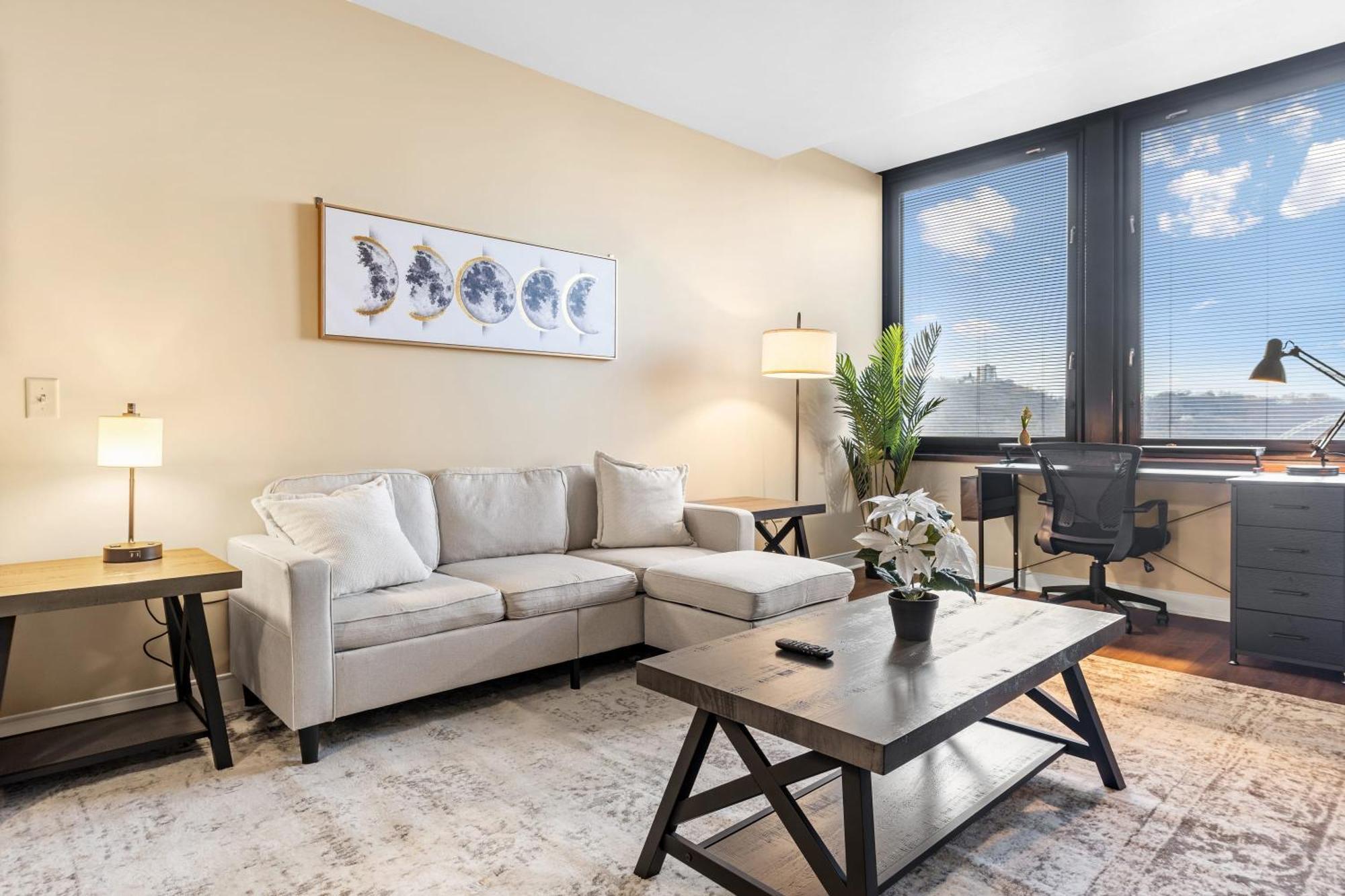 Upscale 1-bedroom High-rise With River Views Downtown Apartment