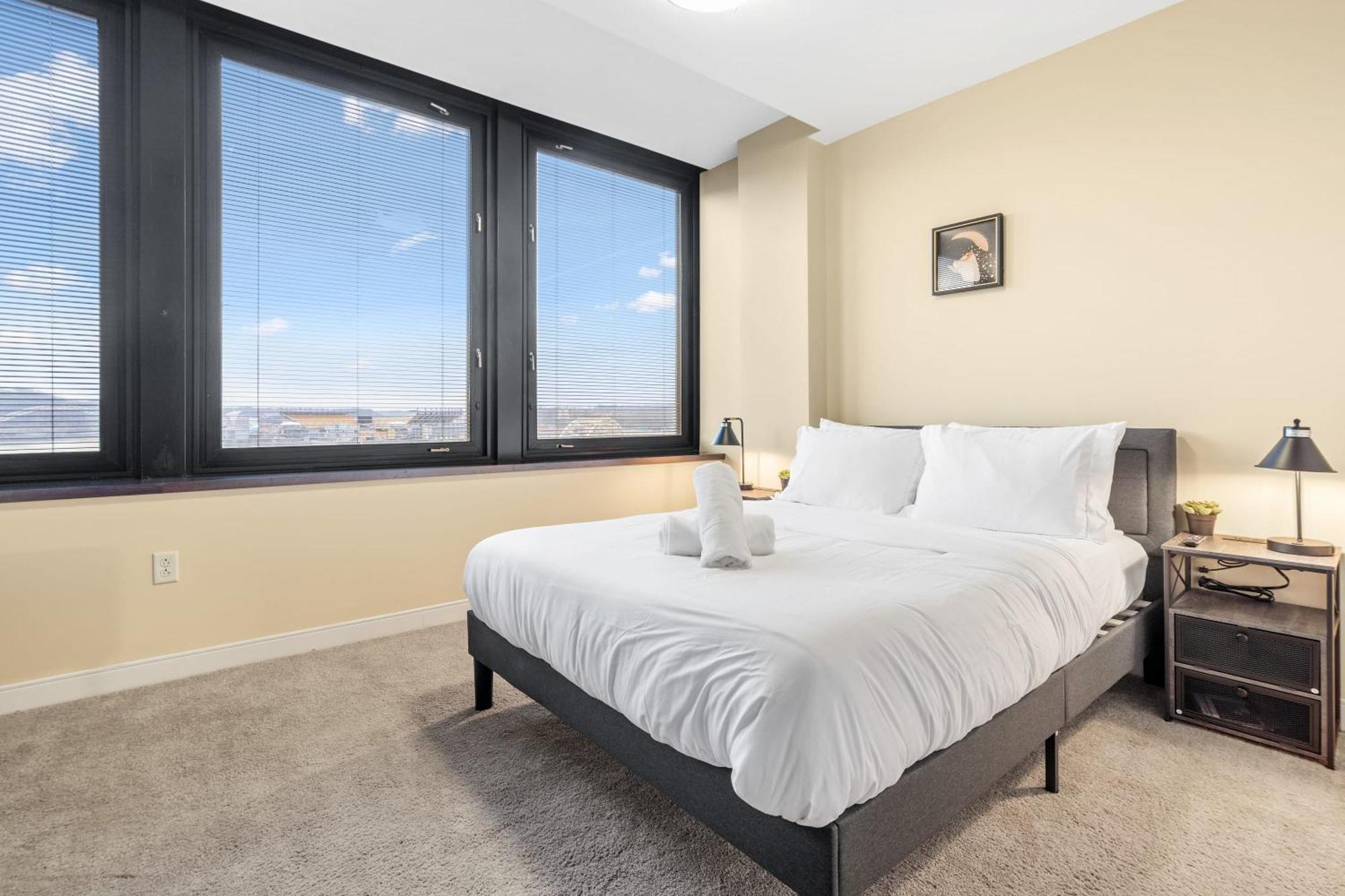 Upscale 1-bedroom High-rise With River Views Downtown