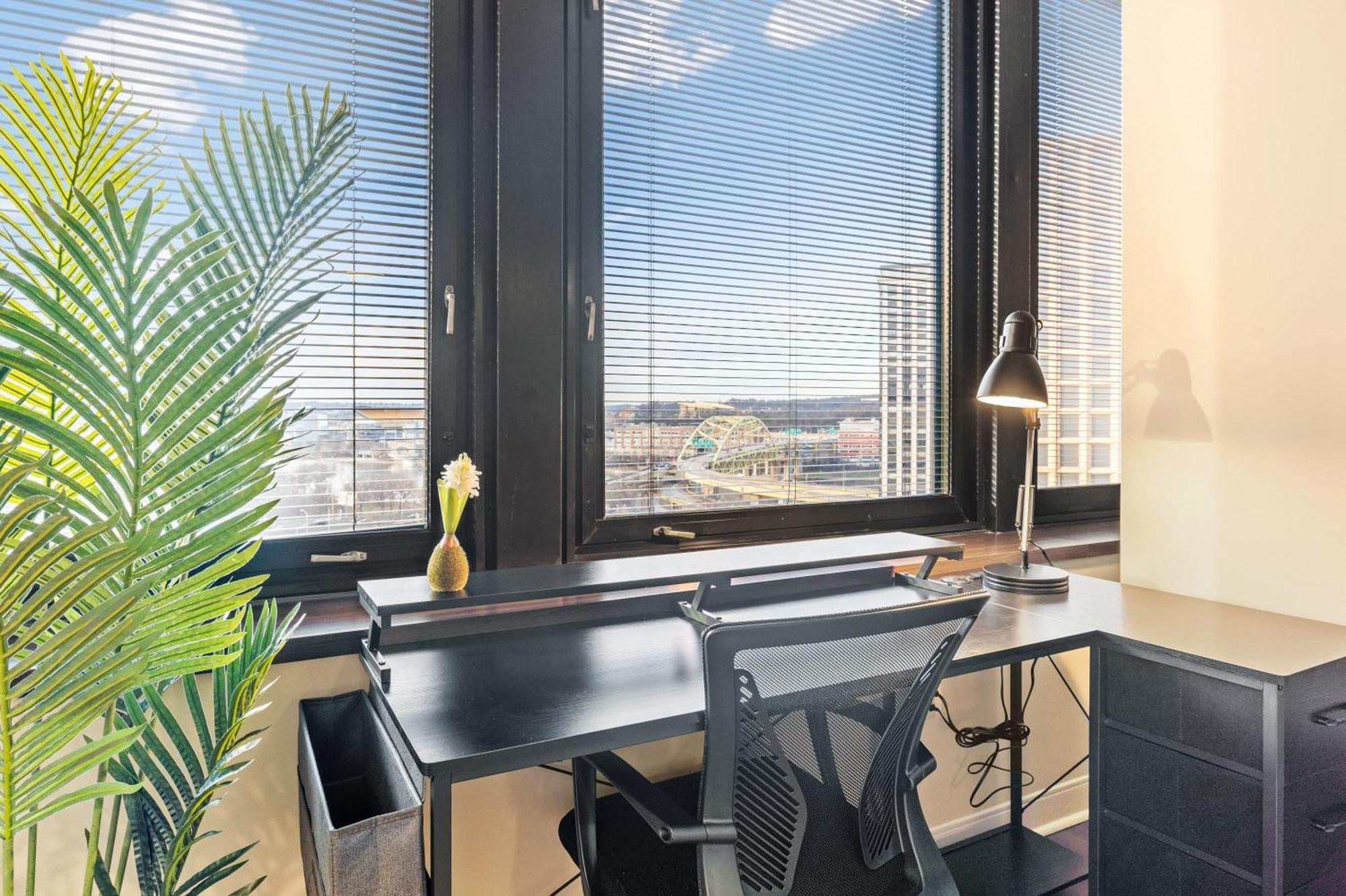 Apartment Upscale 1-bedroom High-rise With River Views Downtown *