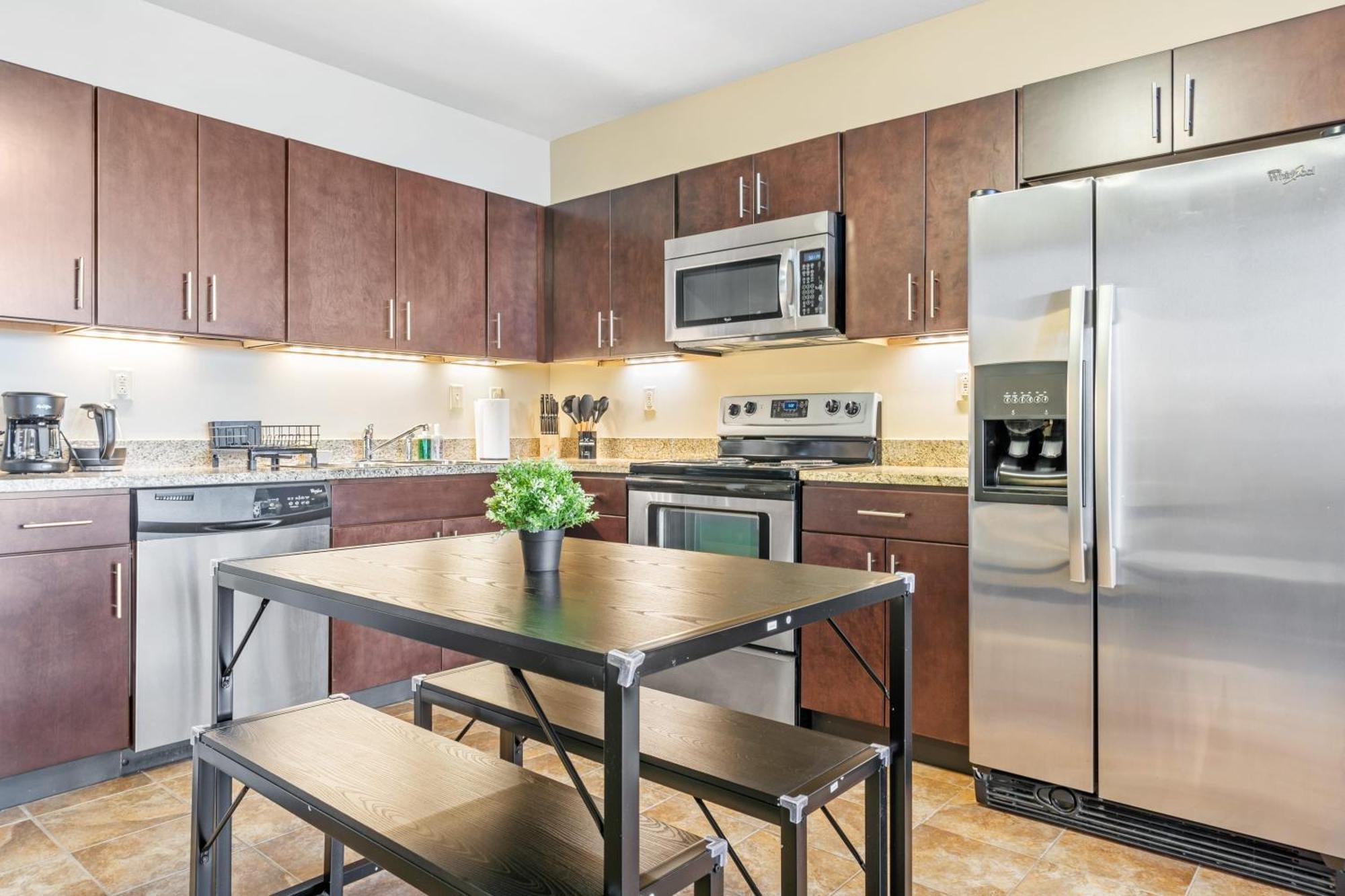 Upscale 1-bedroom High-rise With River Views Downtown Apartment