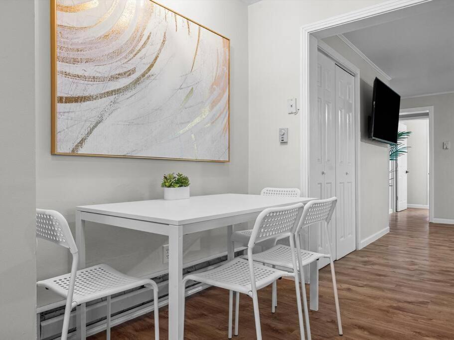 Bloomfield, Large And Accessible 3 Bedroom Apr With Free Parking Apartment