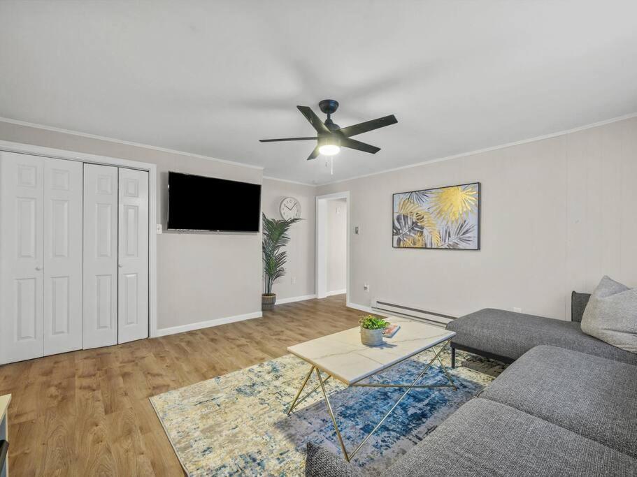 Apartment Bloomfield, Large And Accessible 3 Bedroom Apr With Free Parking Pittsburgh