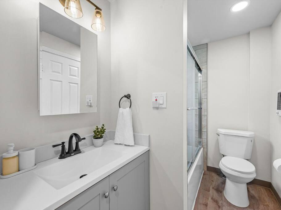 Apartment Bloomfield, Large And Accessible 3 Bedroom Apr With Free Parking