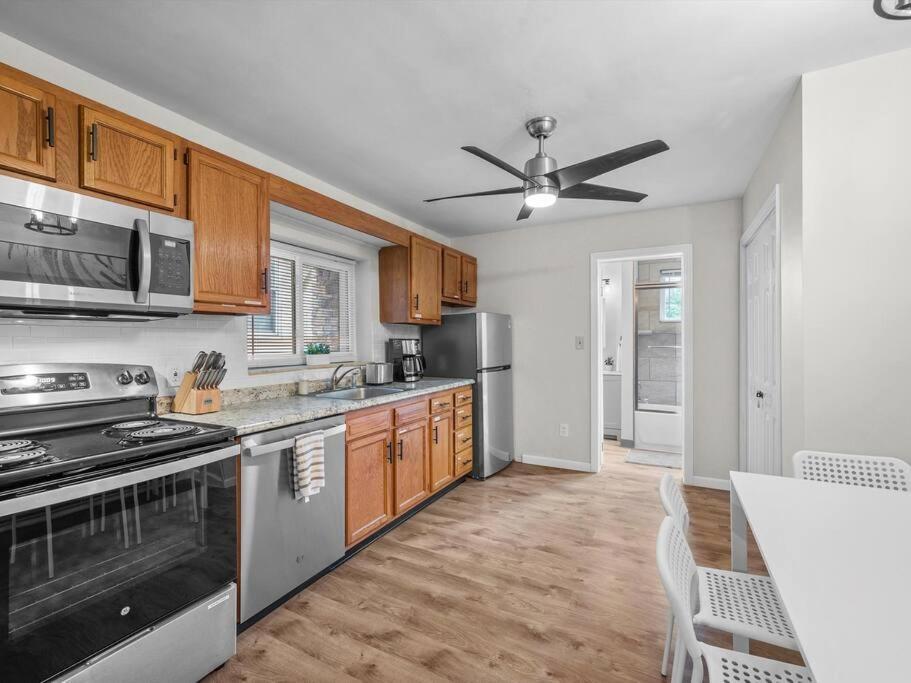 Bloomfield, Large And Accessible 3 Bedroom Apr With Free Parking