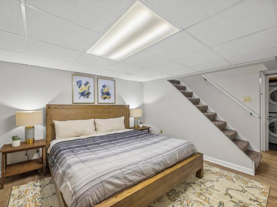 Apartment Bloomfield, Large And Accessible 3 Bedroom Apr With Free Parking Pittsburgh