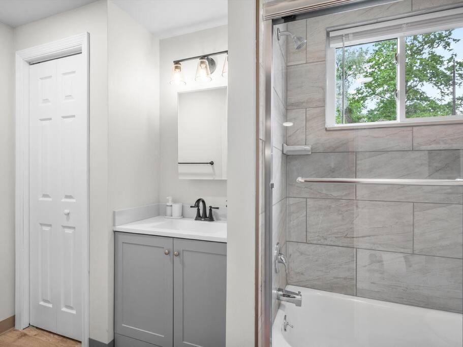 Bloomfield, Large And Accessible 3 Bedroom Apr With Free Parking * Pittsburgh