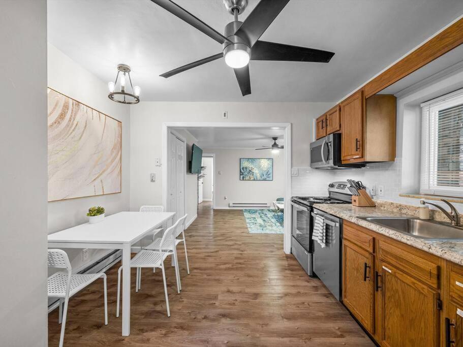 Apartment Bloomfield, Large And Accessible 3 Bedroom Apr With Free Parking *