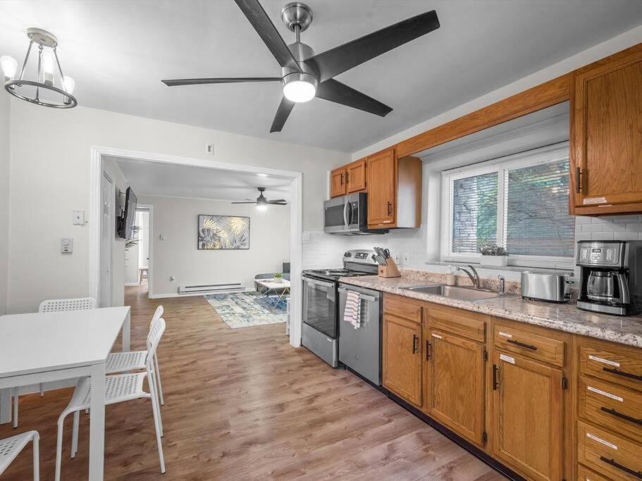 Bloomfield, Large And Accessible 3 Bedroom Apr With Free Parking Apartment