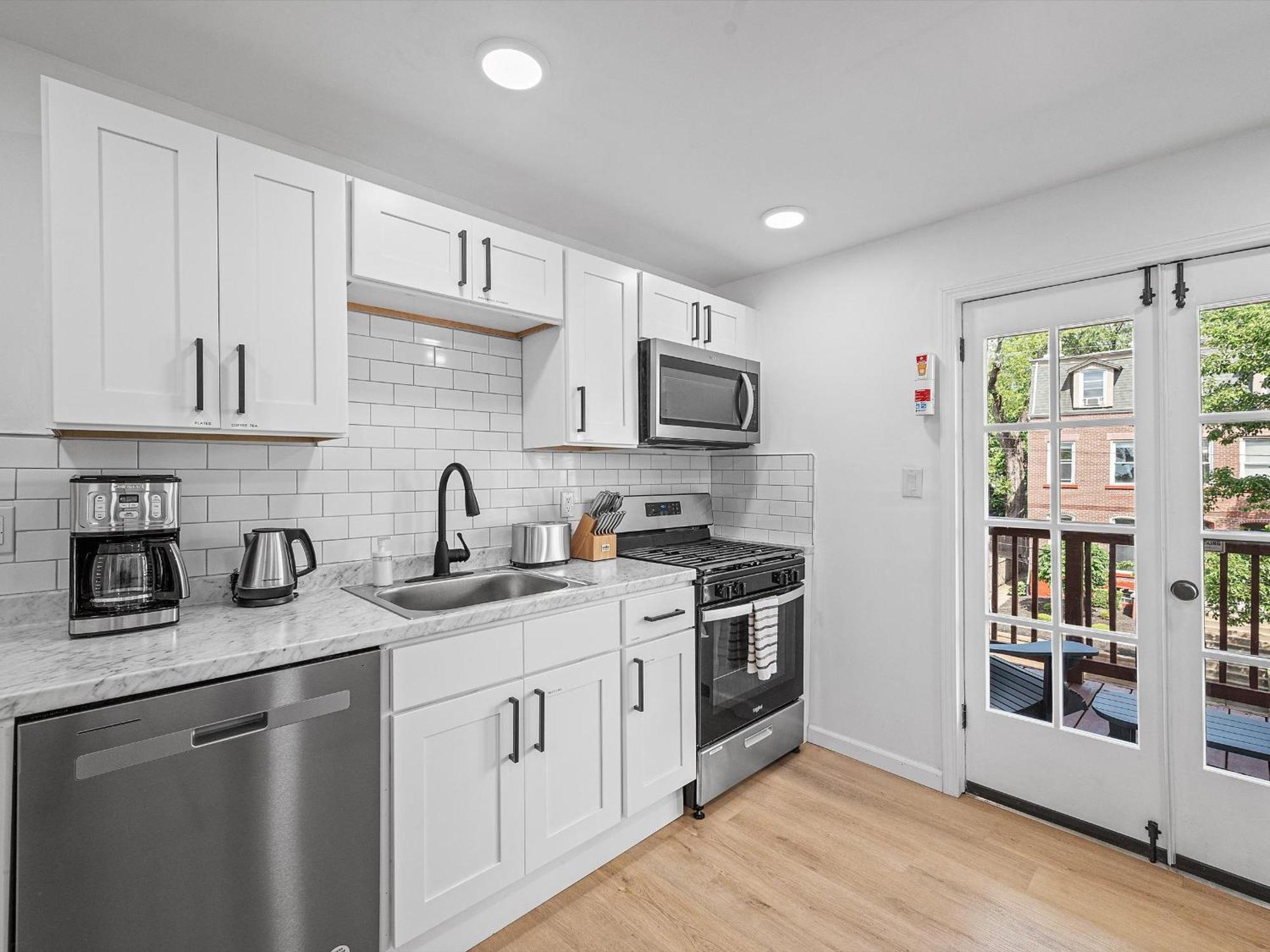 Shadyside, 3b Modern And Stylish Private Bedroom With Shared Bathroom And Free Parking Homestay